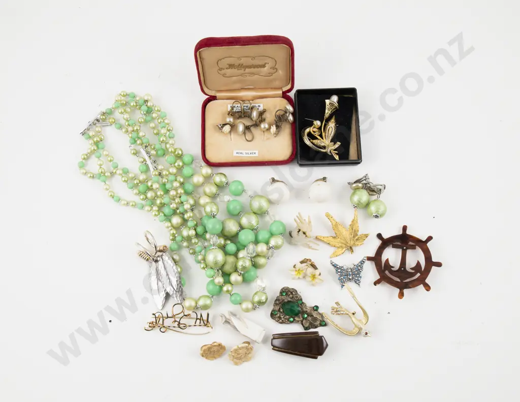 Collection of Assorted Vintage Costume Jewellery Image 1++