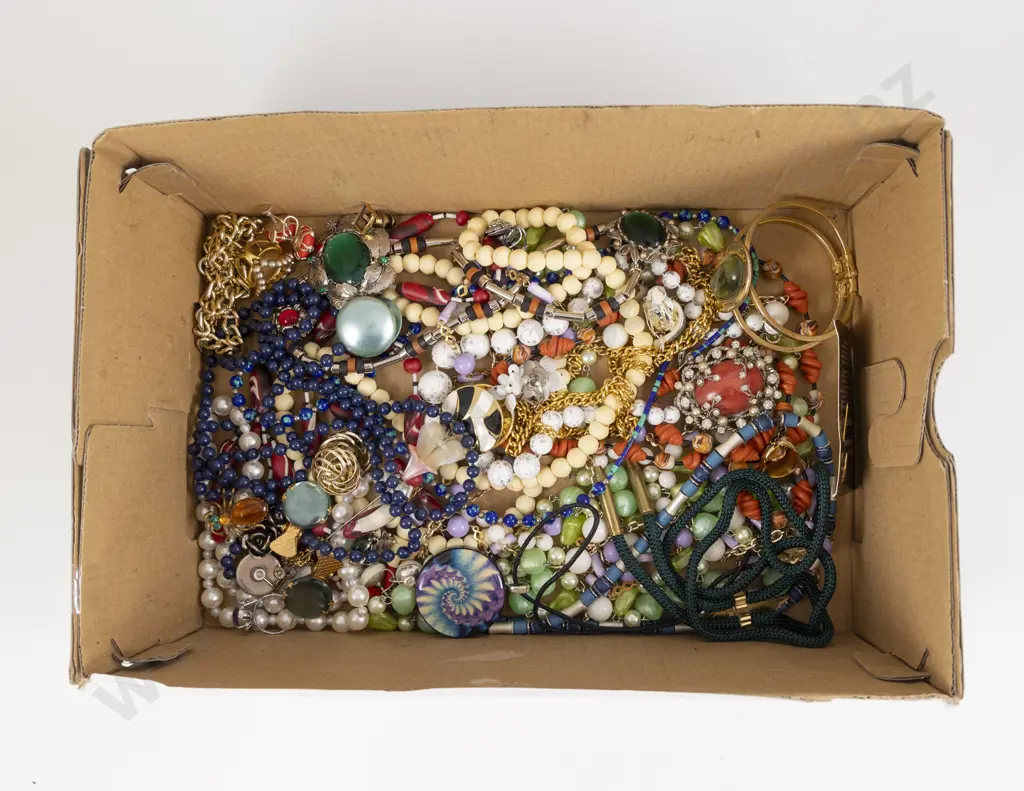 Collection of Assorted Costume Jewellery Image 1++