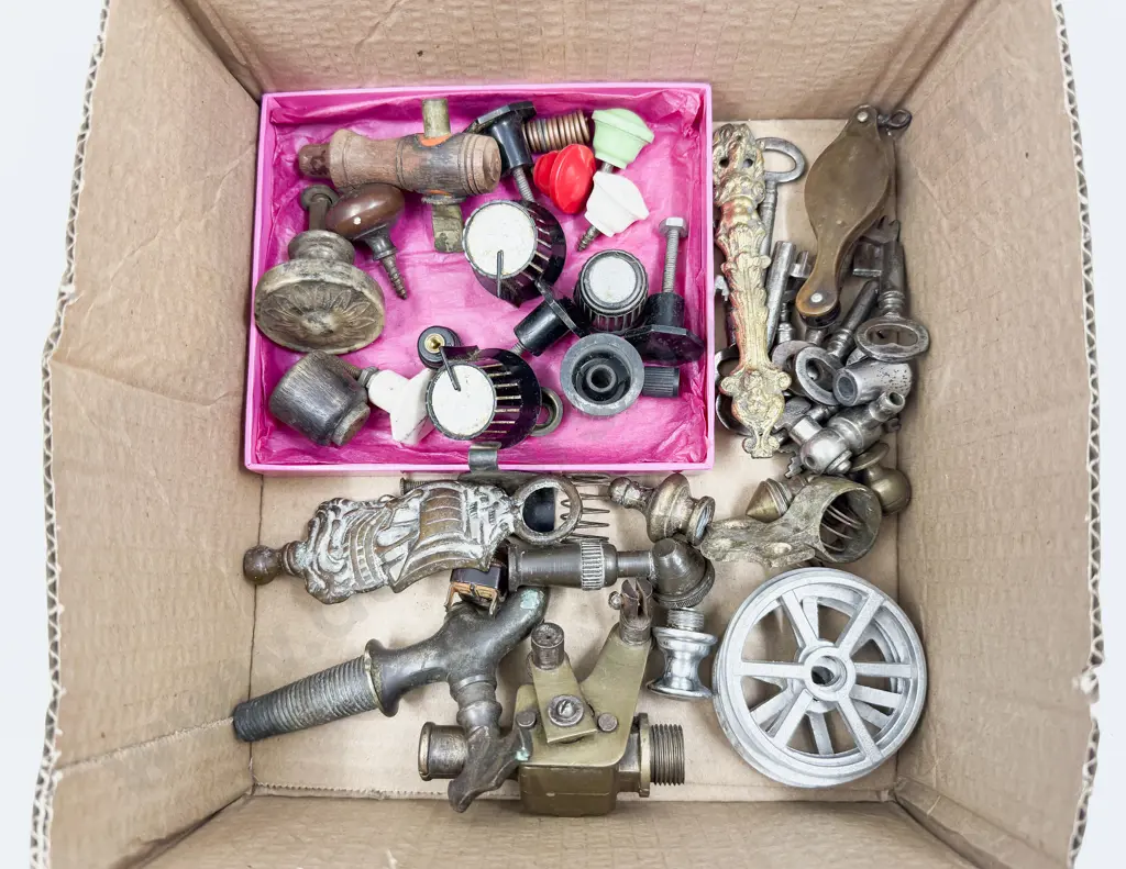 Box of Assorted Vintage Metal Ware Image 1++
