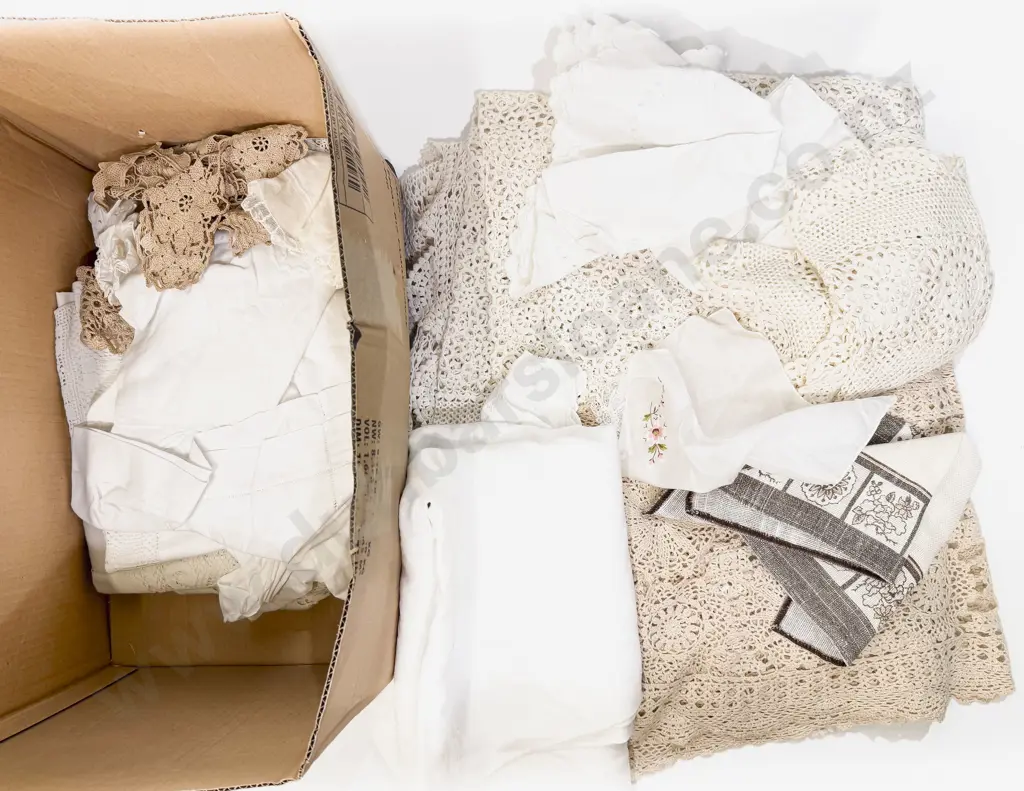 Qty of Assorted Vintage Table Linen Image 1++