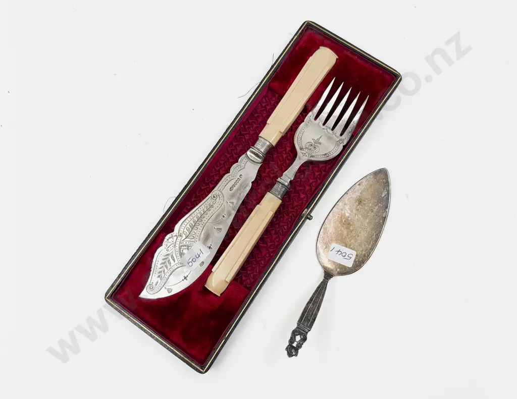 Cased Bone Handled Fish Servers Image 1++