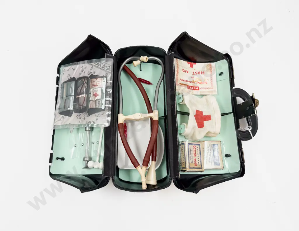 Vintage Play Doctors Bag Image 1++