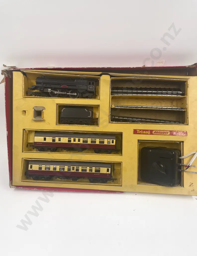 Boxed Triang HO Gauge Train Set With Extra Carriages & Track Image 1++