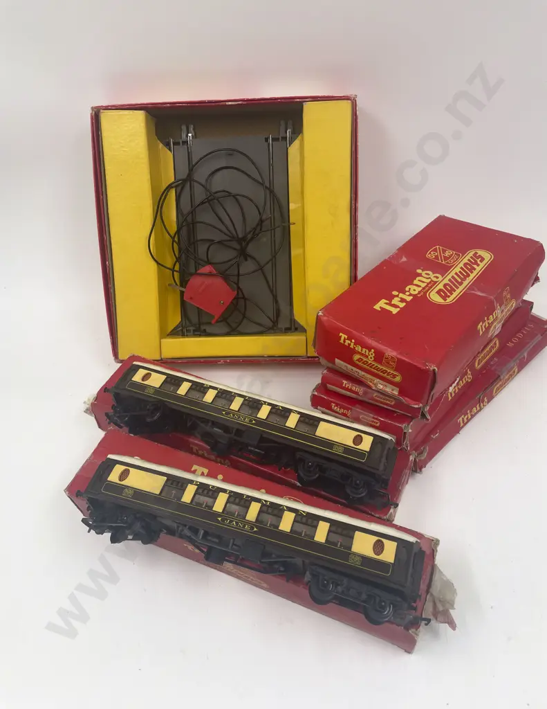 Boxed Triang HO Gauge Train Set With Extra Carriages & Track Image 1++