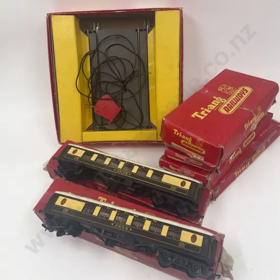 Boxed Triang HO Gauge Train Set With Extra Carriages & Track