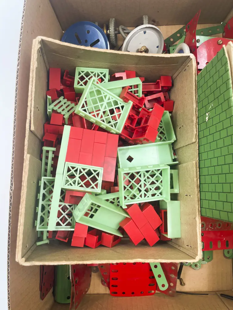 Small Quantity Vintage Meccano & Plastic Building Blocks Image 1++