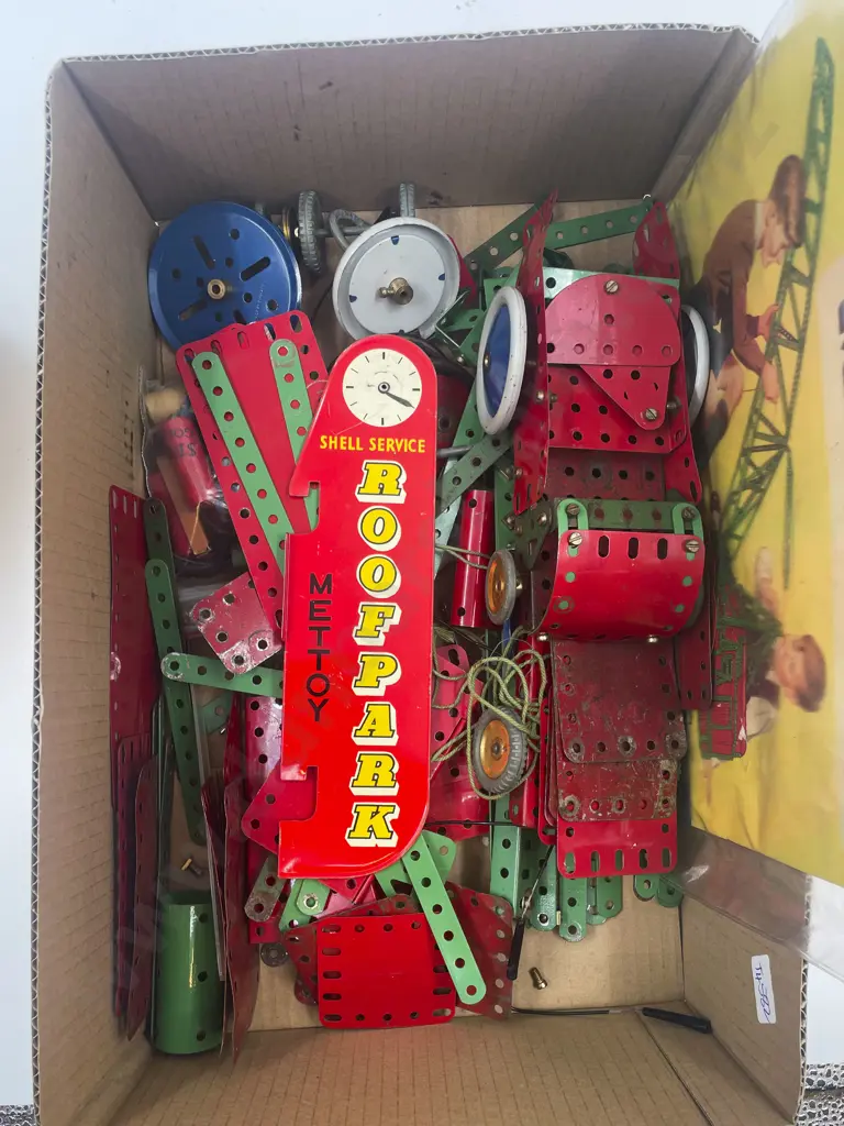 Small Quantity Vintage Meccano & Plastic Building Blocks Image 1++