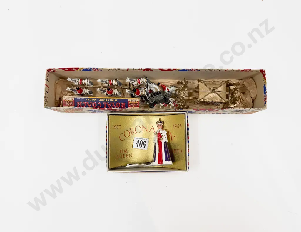 Boxed Crescent Coronation Coach Miniature Coach & QEII Figure Image 1++