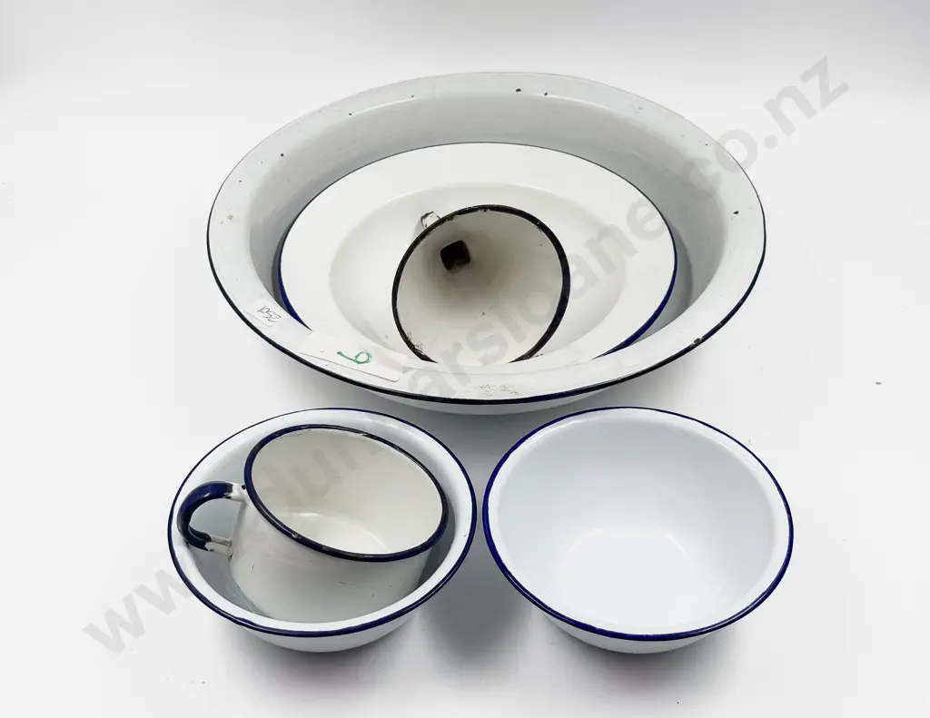 Five Pieces of Assorted Enamel Ware Image 1++