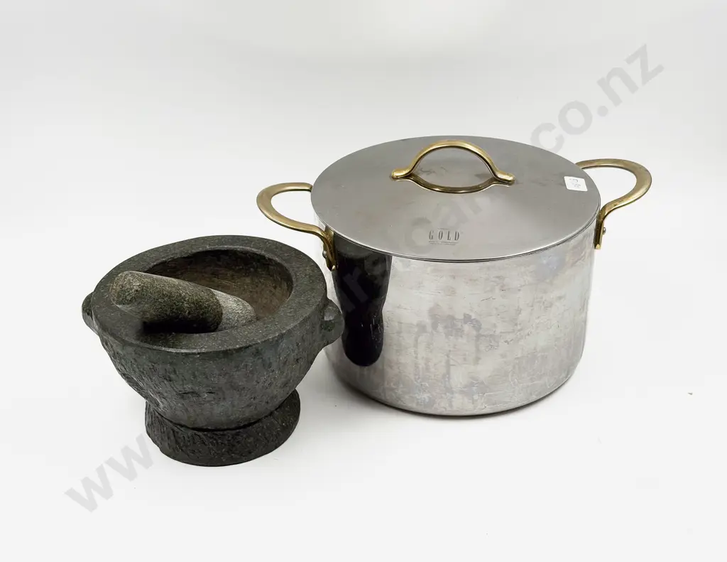 Velona Lidded Cooking Pot together with Marble Pestle and Mortar Image 1++