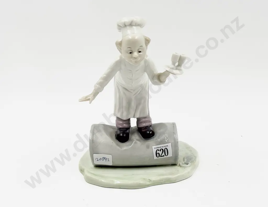 Vintage China Figure of Waiter Image 1++