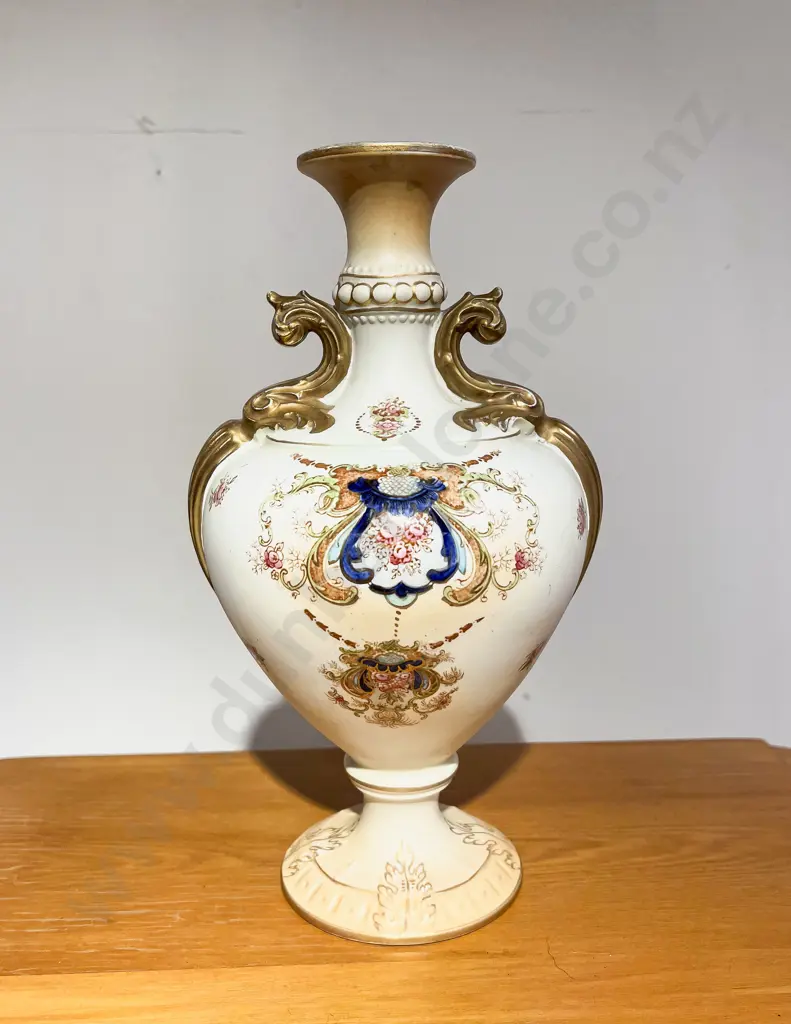 Decorative Mantel Vase Image 1++