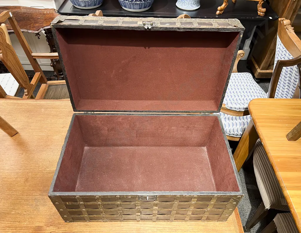 Small Metalbound Chest Image 1++