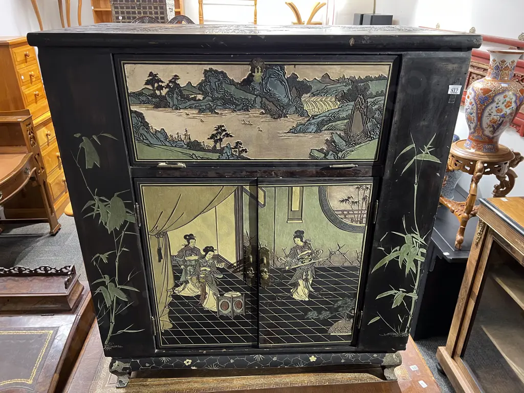 Chinese Lacquered Drinks Cabinet Image 1++