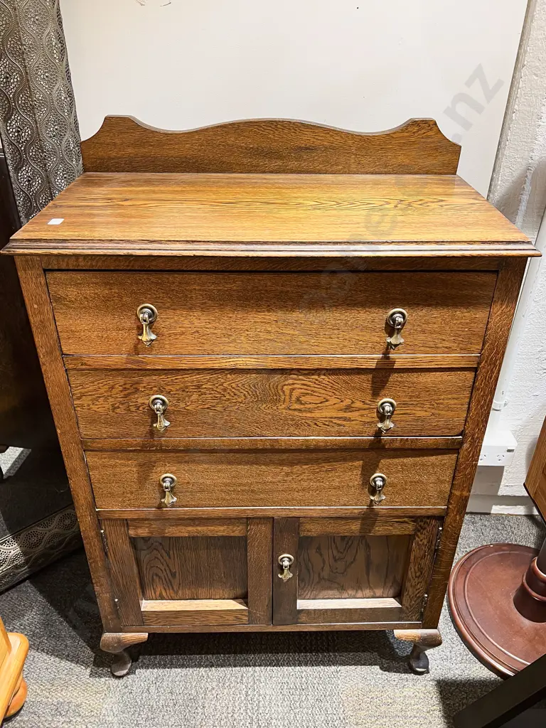 Oak Two Door Three Drawer Chest Image 1++