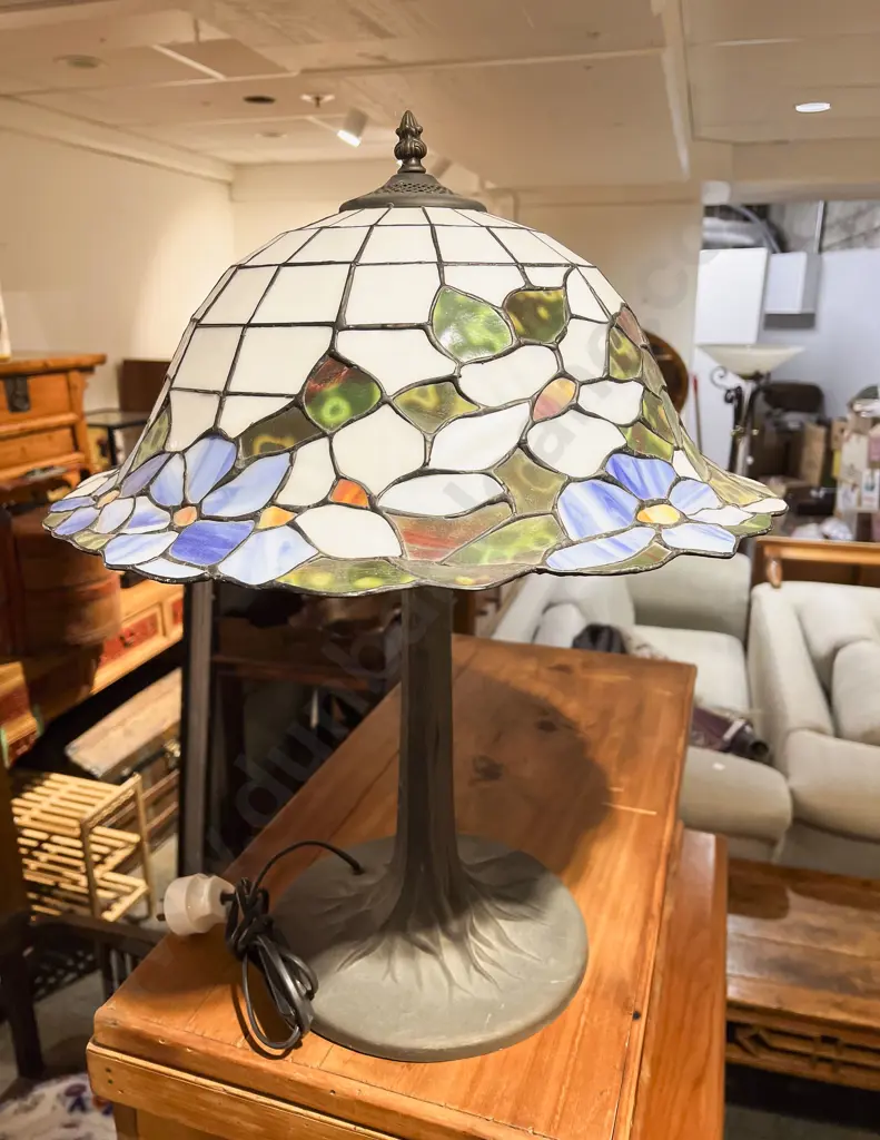 Tiffany Style Table Lamp & Shade Image 1++