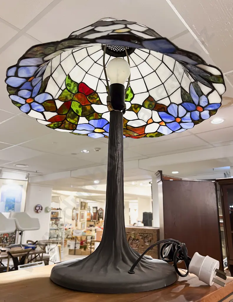 Tiffany Style Table Lamp & Shade Image 1++