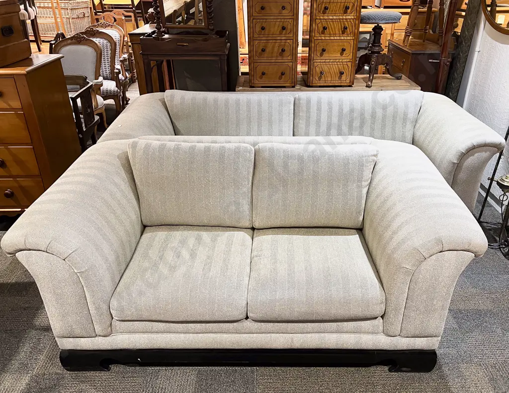 A Good Modern Chesterfield Style Grey Two Piece Lounge Suite Image 1++