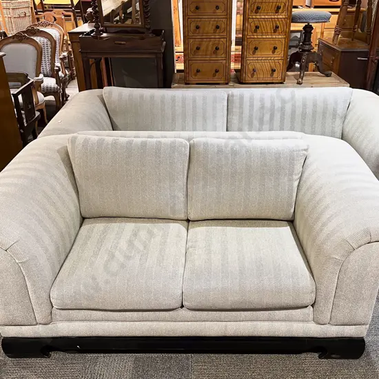 A Good Modern Chesterfield Style Grey Two Piece Lounge Suite