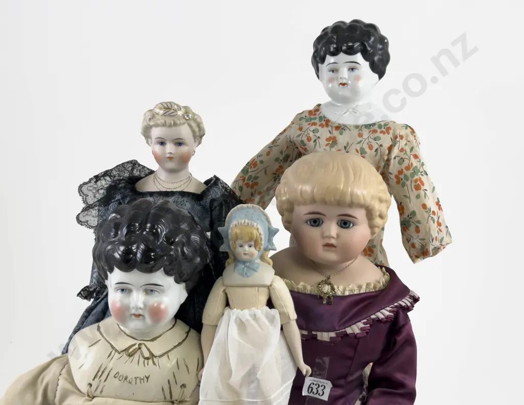 Collection China and Bisque Shoulder Plate Dolls Image 1++