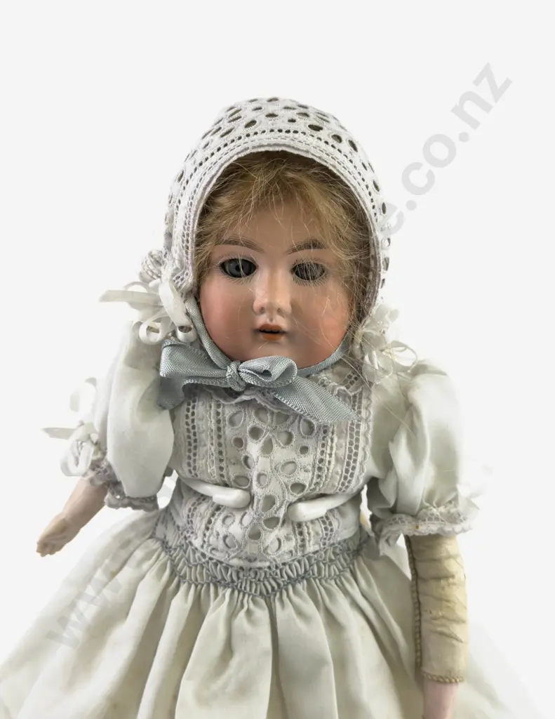 Small Kammer & Reinhardt Majestic Redg 4/0 Bisque Shoulder Plate Doll Image 1++