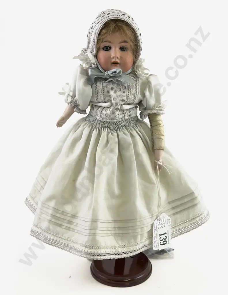 Small Kammer & Reinhardt Majestic Redg 4/0 Bisque Shoulder Plate Doll Image 1++