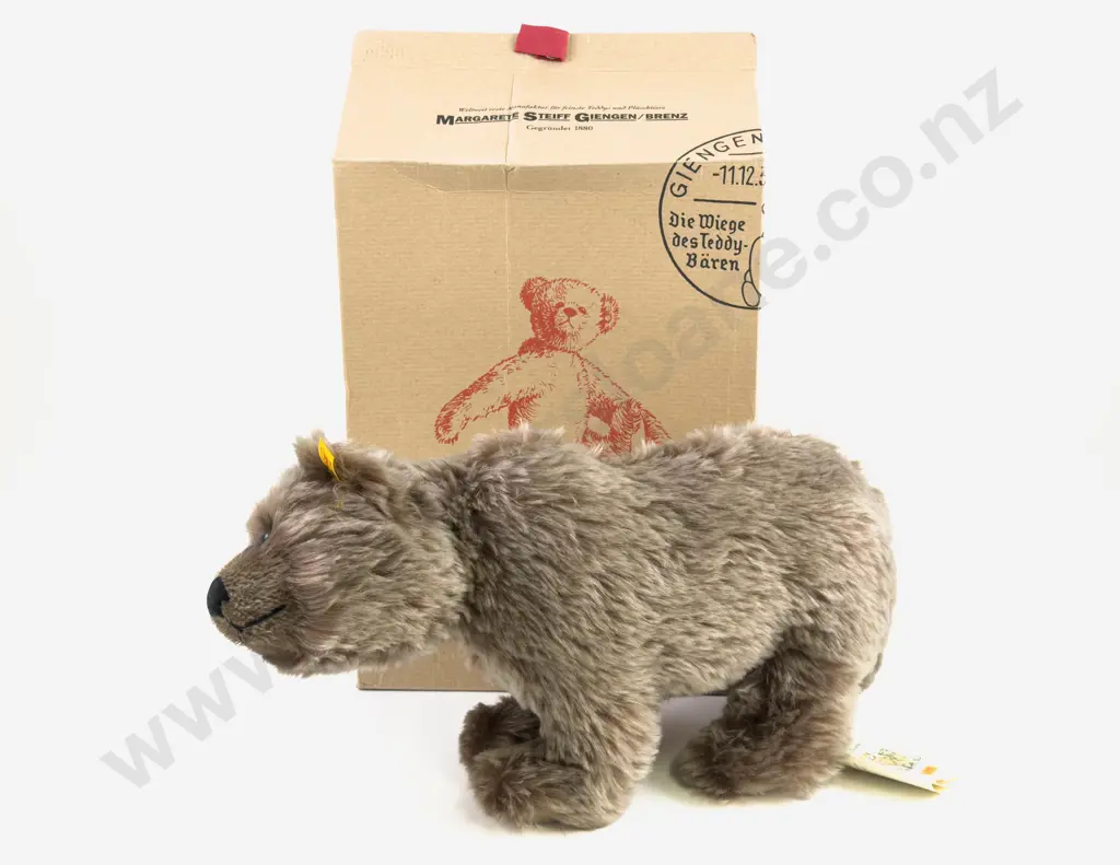 C1984 Boxed Steiff Replica of C1942 Grizzly Bear with Jointed Turning Head Image 1++