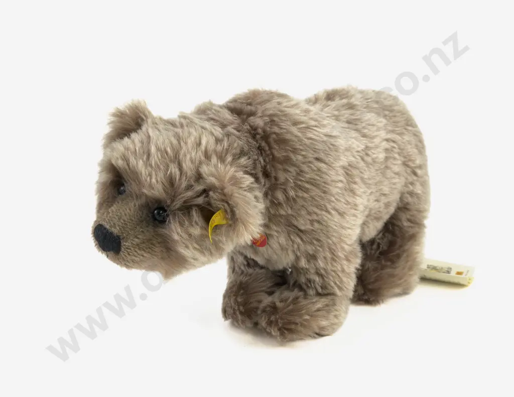 C1984 Boxed Steiff Replica of C1942 Grizzly Bear with Jointed Turning Head Image 1++