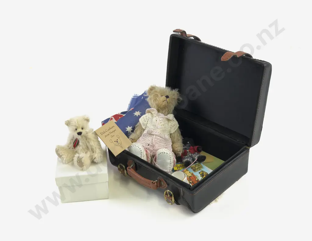 Bear Artists Gerry Warlow 'Aussie Travel Bear' and Deb Canham Old Soldier Teddy Bear Ltd Ed 766/2500 Image 1++