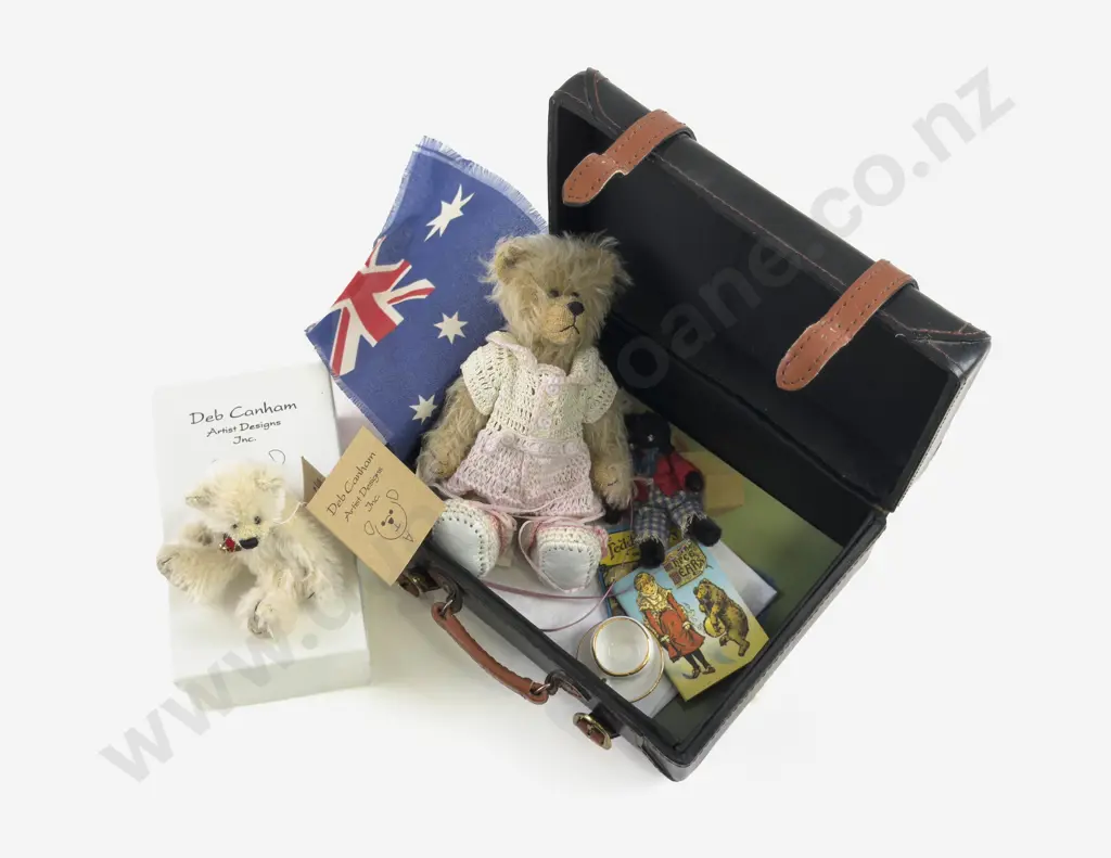 Bear Artists Gerry Warlow 'Aussie Travel Bear' and Deb Canham Old Soldier Teddy Bear Ltd Ed 766/2500 Image 1++