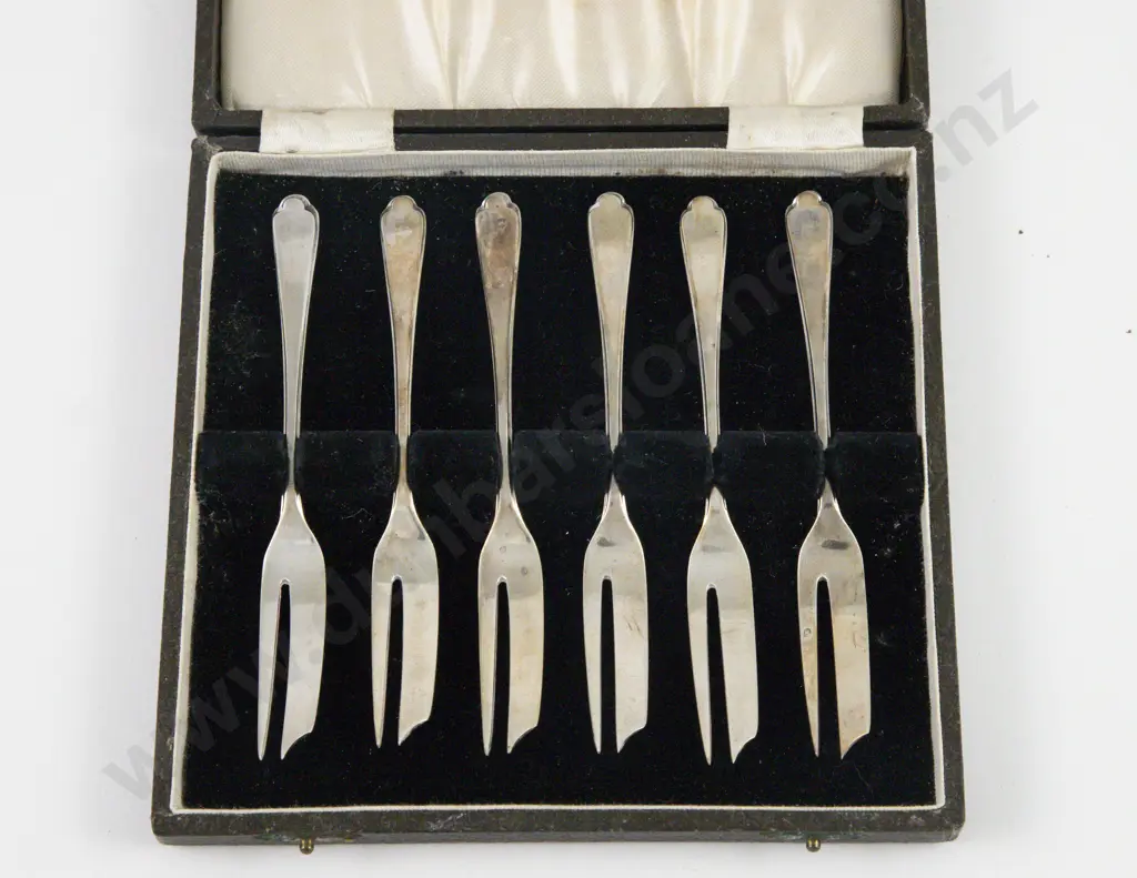 Cased Set Of 6 Geo V S/S Cake Forks by Walker & Hall Image 1++