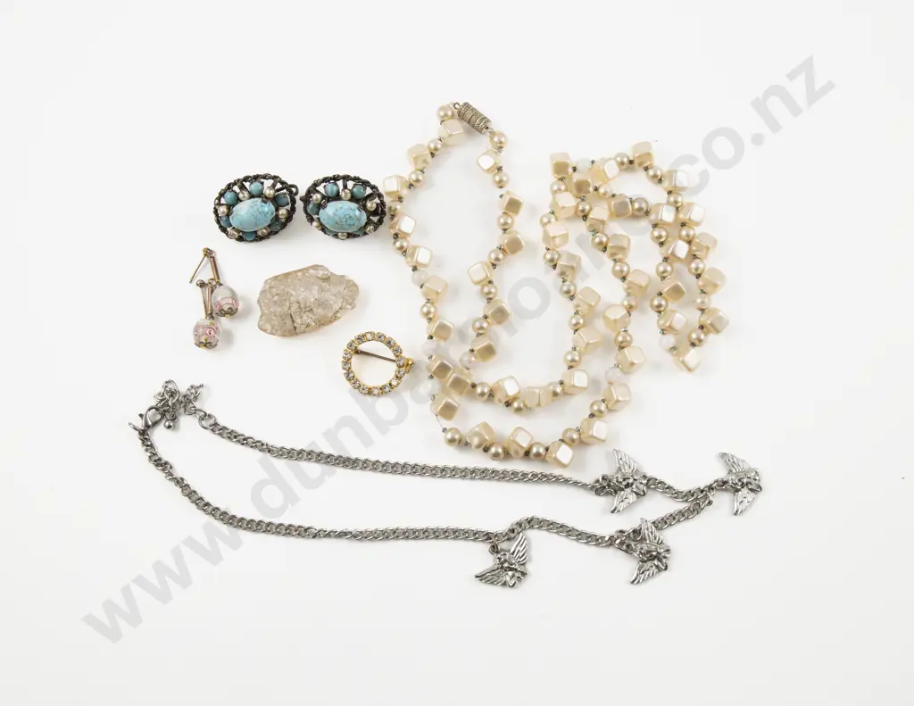 Collection of Assorted Vintage Costume Jewellery Image 1++