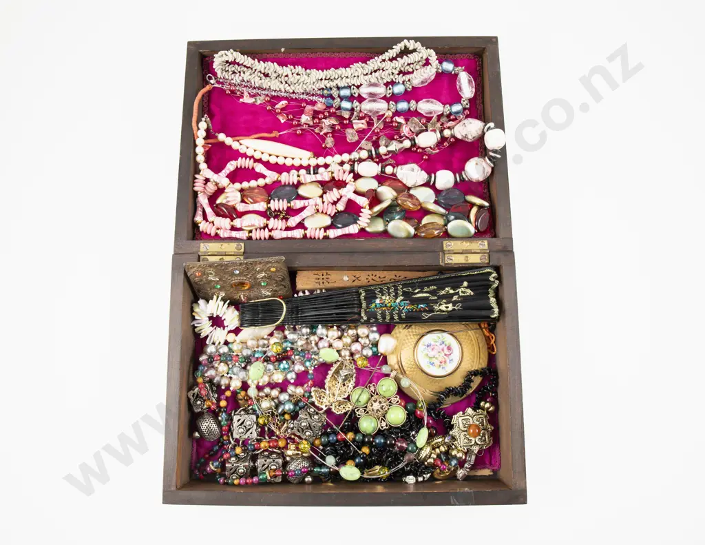Collection of Assorted Costume Jewellery and Jewellery Box Image 1++