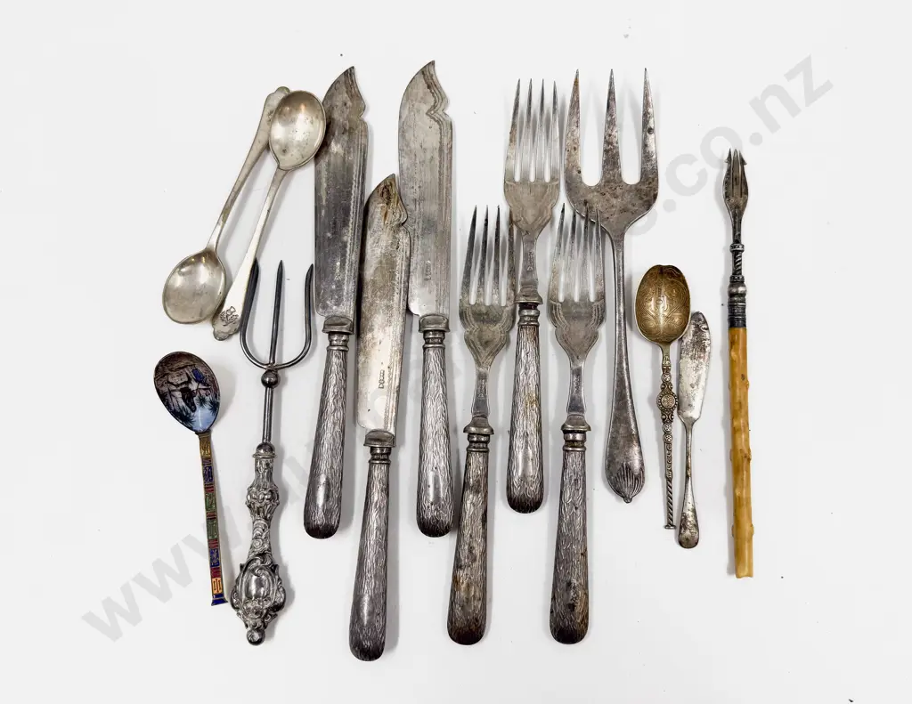 Qty of Assorted S/S Handled Cutlery together with S/S Teaspoons & Assorted Image 1++