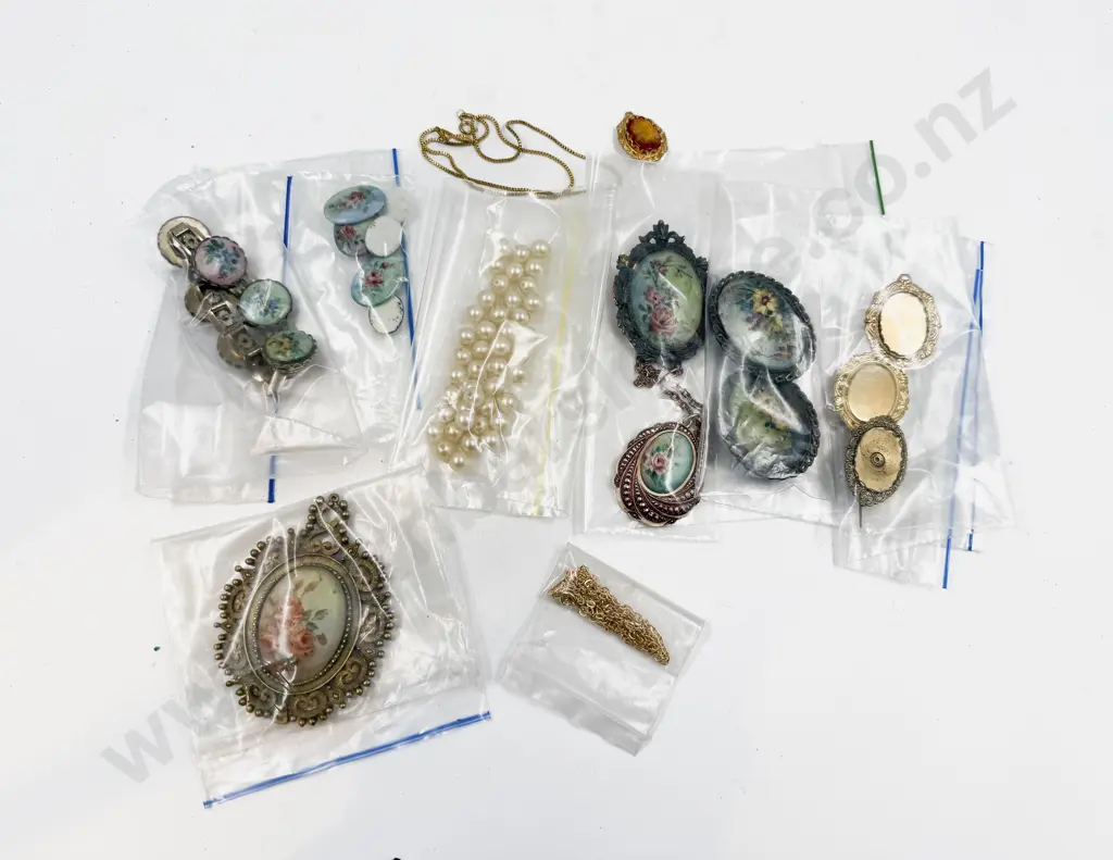 Qty of Assorted Costume Jewellery & Jewellery Findings Image 1++