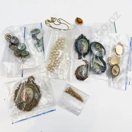 Qty of Assorted Costume Jewellery & Jewellery Findings