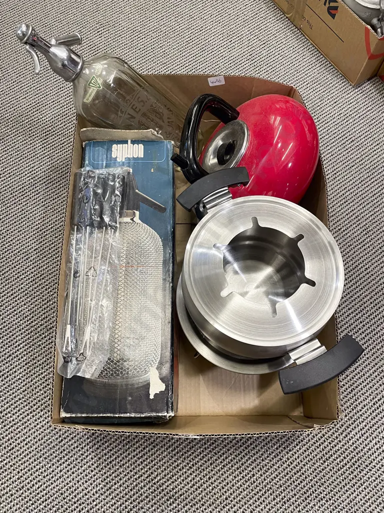 Box Qty of Assorted incl Two Soda Syphons Image 1++