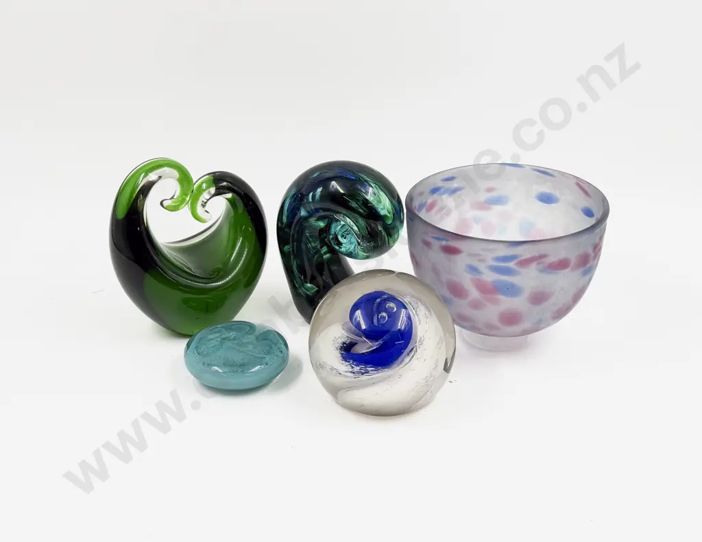 Five Pieces of Assorted Art Glass Image 1++