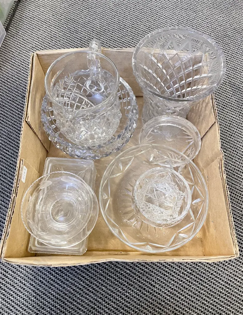 Box Qty of Assorted Crystal & Glass Ware Image 1++