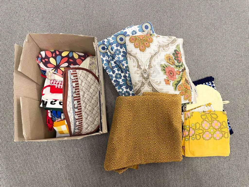 Box Qty of Assorted Table Linen etc Image 1++
