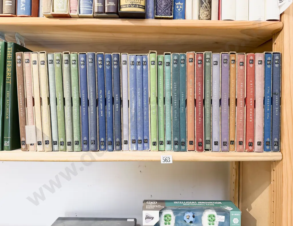 Thirty-Three Boxed Folio Society Plays by William Shakespeare Image 1++