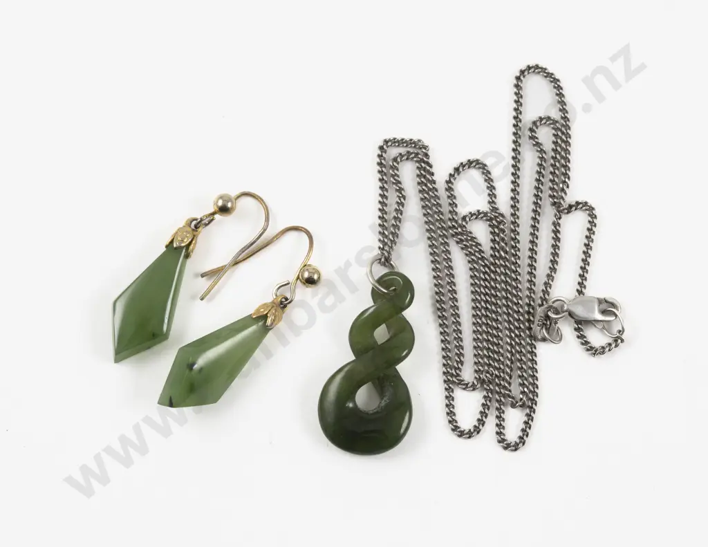Green Stone Pendant on S/S Neck Chain with Pair of Earrings Image 1++