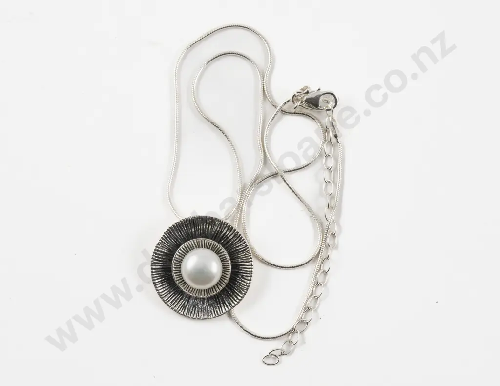 Pastiche S/S Single Pearl Circular Pendant on Neck Chain Image 1++