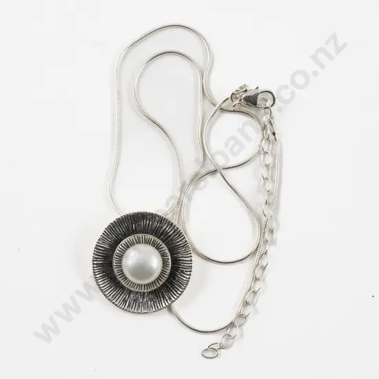 Pastiche S/S Single Pearl Circular Pendant on Neck Chain