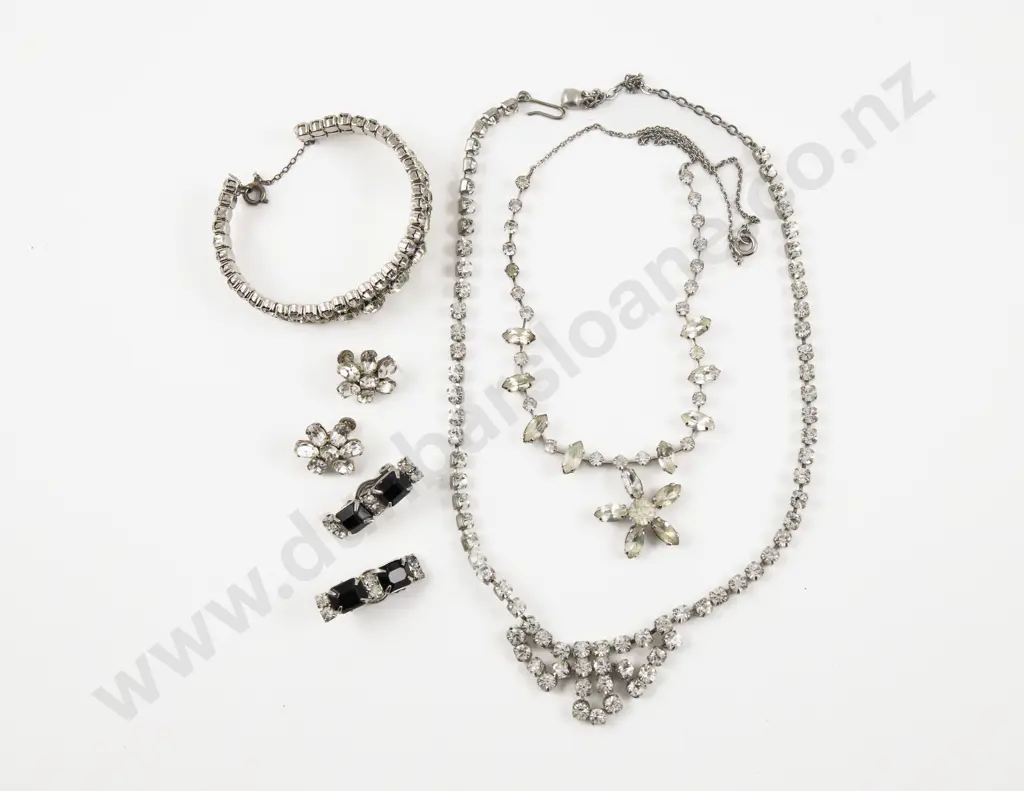 Collection of Assorted Vintage Diamante Jewellery Image 1++