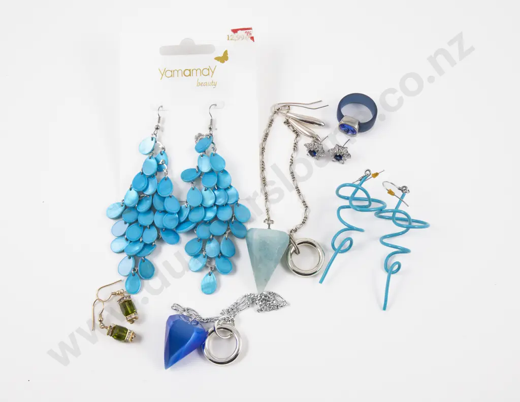 Collection of Assorted Costume Jewellery Image 1++