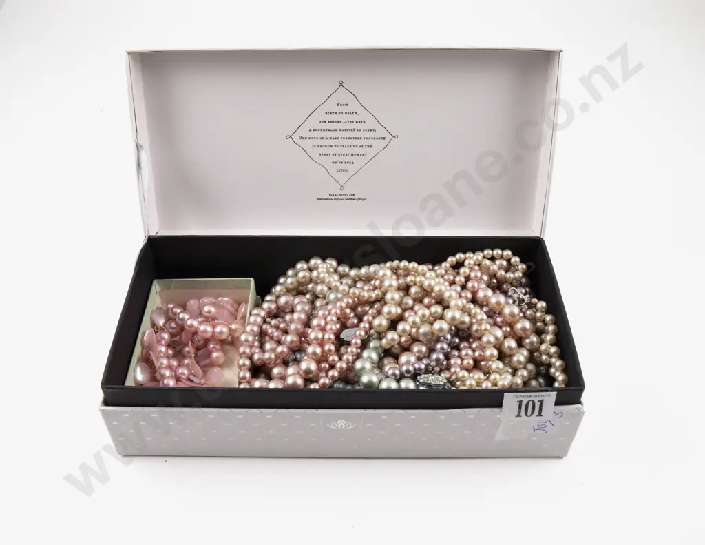 Collection of Assorted Imitation Pearl Jewellery Image 1++