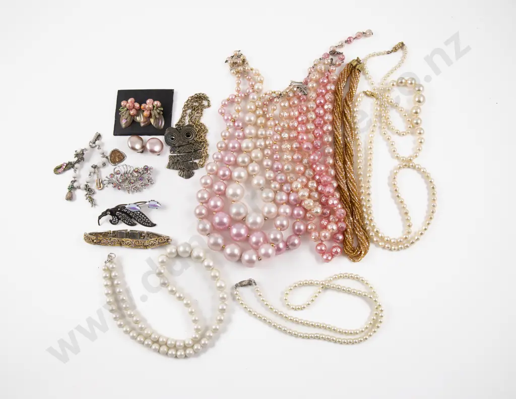 Collection of Assorted Costume Jewellery Image 1++