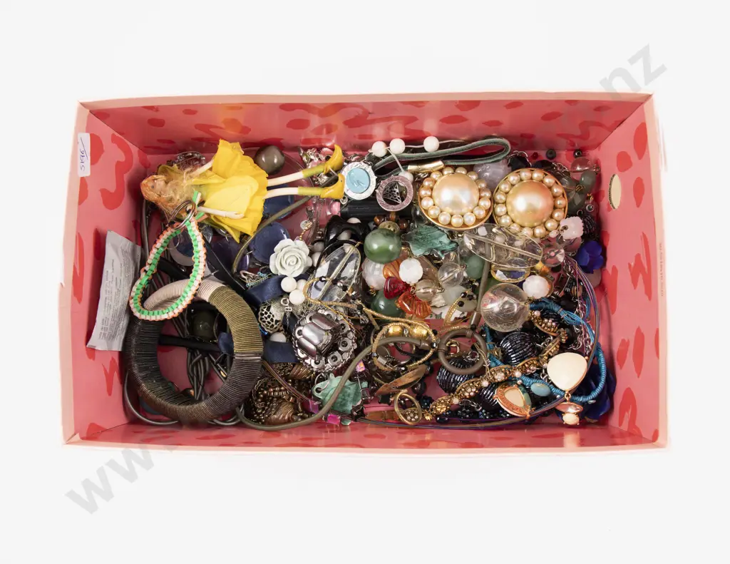 Collection of Assorted Broken Costume Jewellery Pieces Image 1++