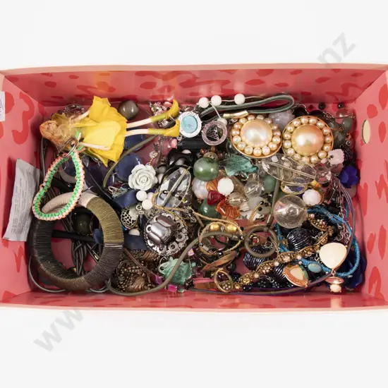 Collection of Assorted Broken Costume Jewellery Pieces